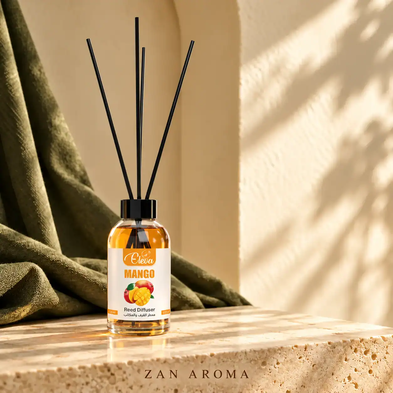 Diffuseur à bâtonnets ELEVA MANGO sur une pierre claire, avec tissu olive et lumière naturelle chaude